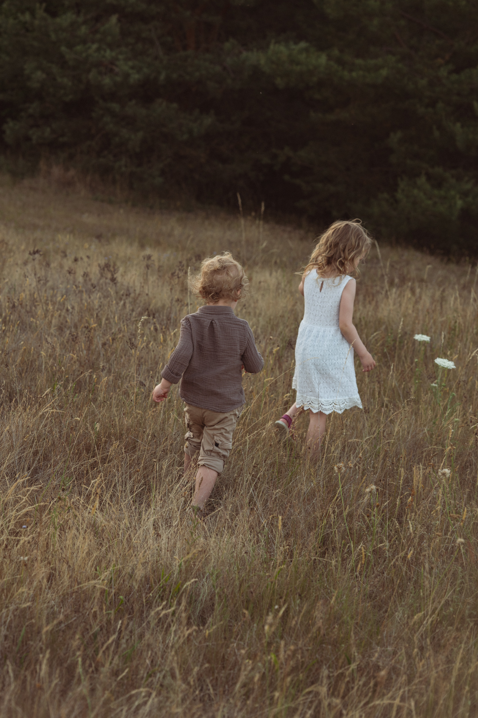 Natürliche Momente beim ungestelltem Familienshooting – Eltern und Kinder beim Spielen im Freien - Nürnberg