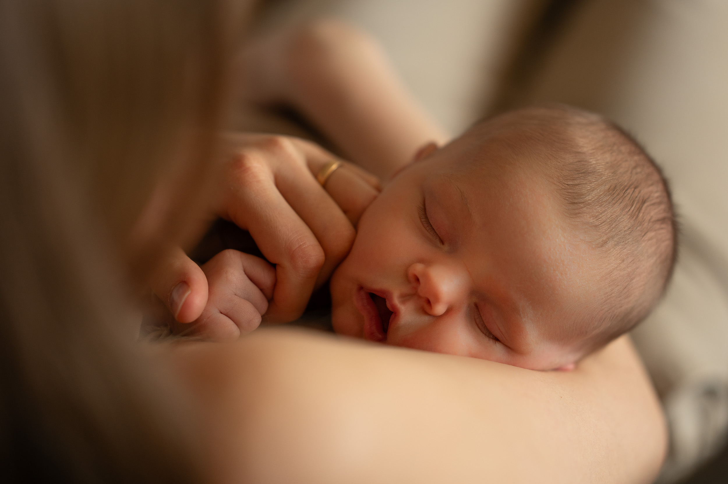 Sanftes Tageslicht bei einer Homestory mit Neugeborenem – Babyfotografie zuhause