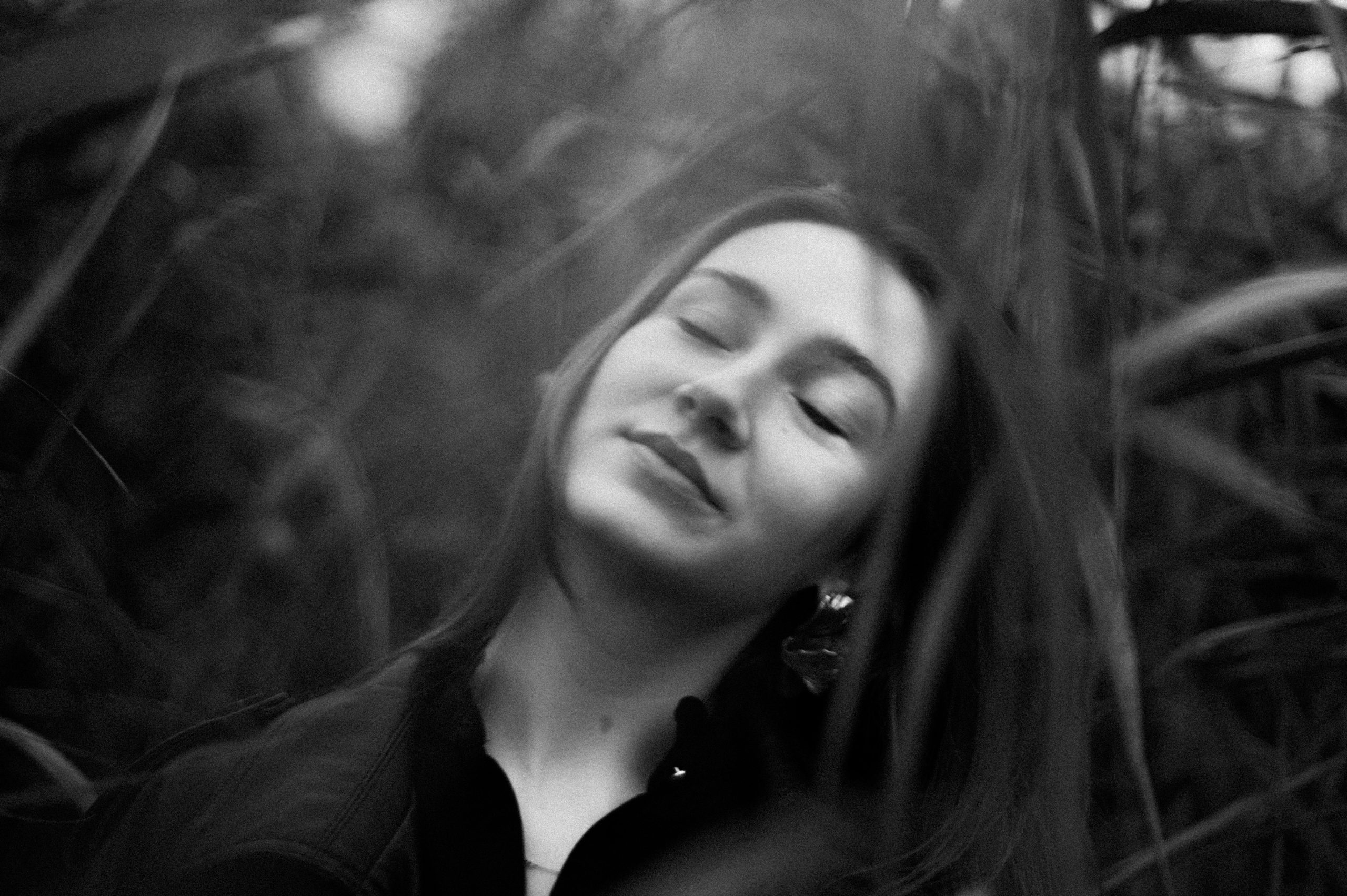 Atmosphärisches Porträt einer Person im Nebel – Outdoor-Fotografie im natürlichen Licht